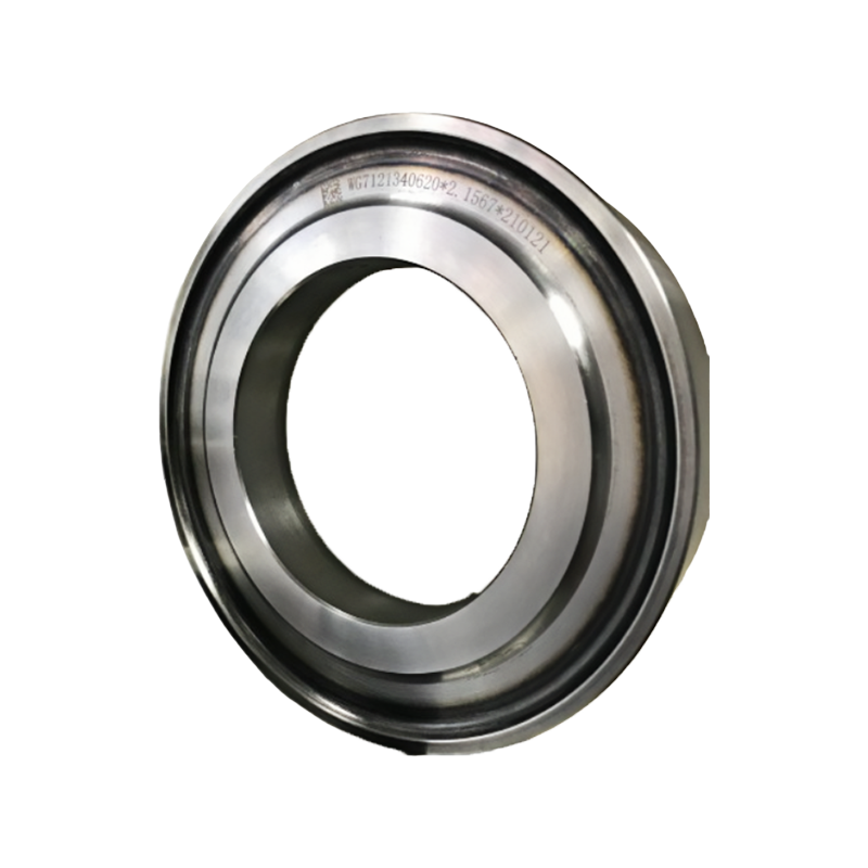 Rear wheel oil seal seat with groove